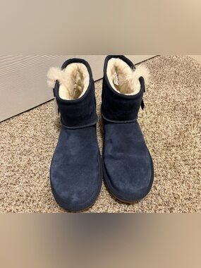 NWOT Koolaburra Navy Suede Shearling Ankle Boots